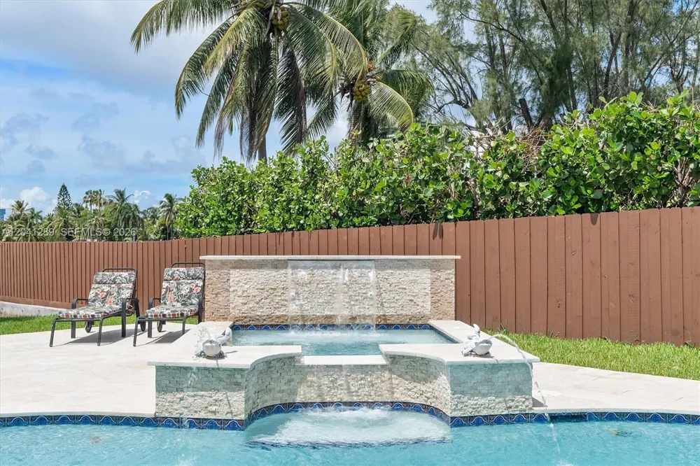 2531 NE 195th St Miami, FL 33180