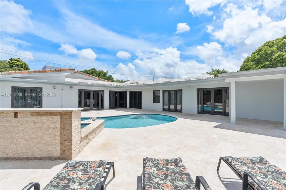 2531 NE 195th St Miami, FL 33180