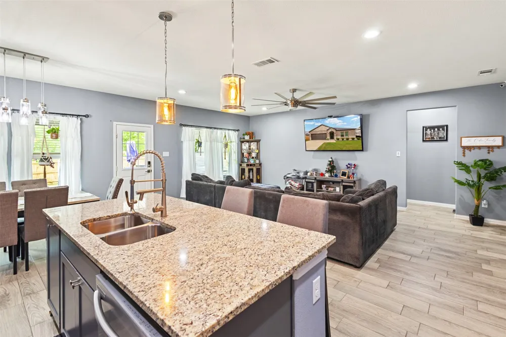 8112 Lakeshore Drive Kemp, TX 75143