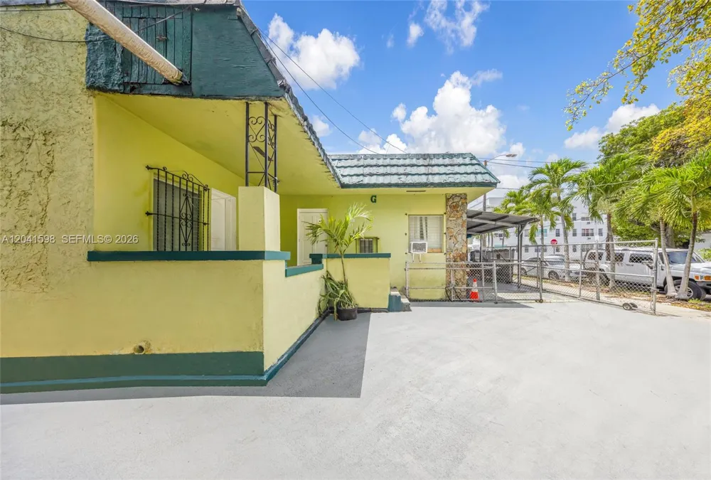 1477 NW 2nd St Miami, FL 33125