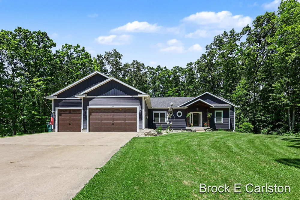 1294 Tall Tree Lane Muskegon, MI 49445