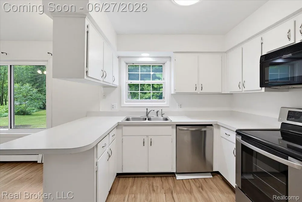8320 Hillpoint Drive Hamburg Township, MI 48116