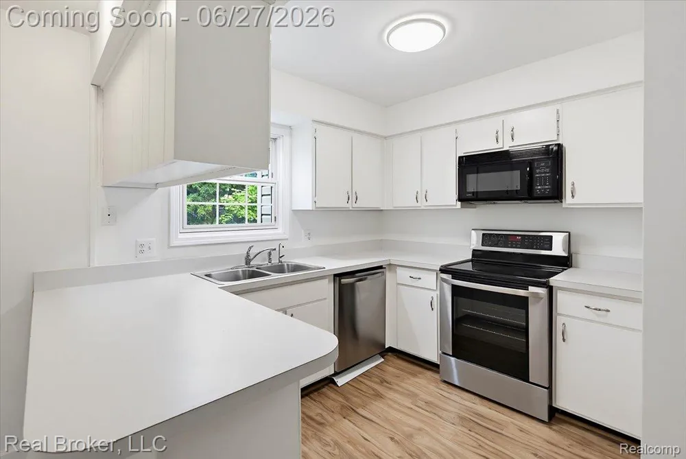 8320 Hillpoint Drive Hamburg Township, MI 48116