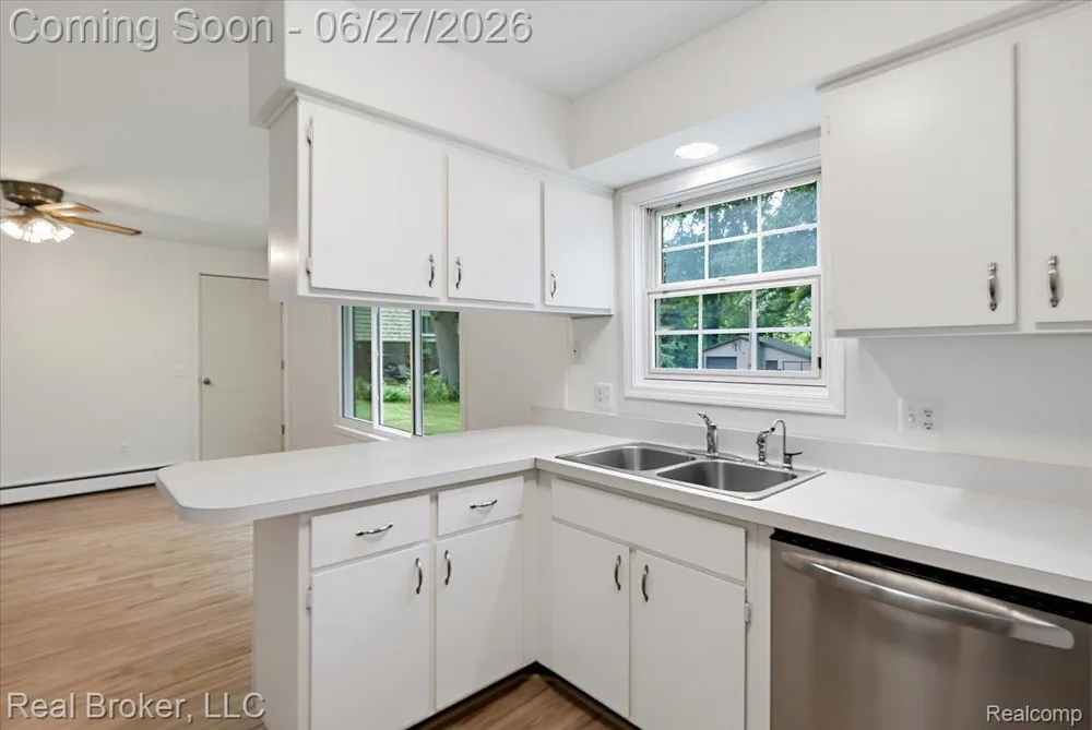 8320 Hillpoint Drive Hamburg Township, MI 48116