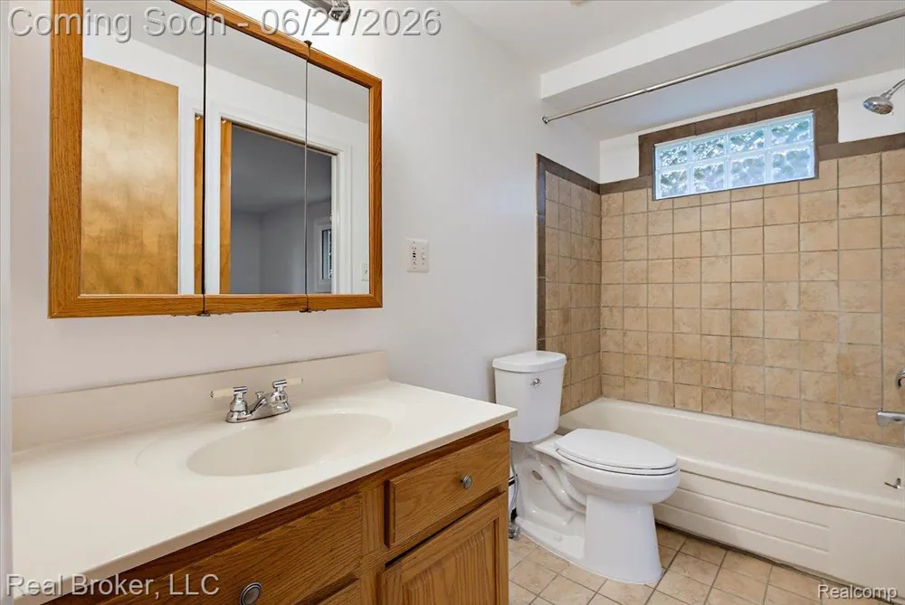8320 Hillpoint Drive Hamburg Township, MI 48116