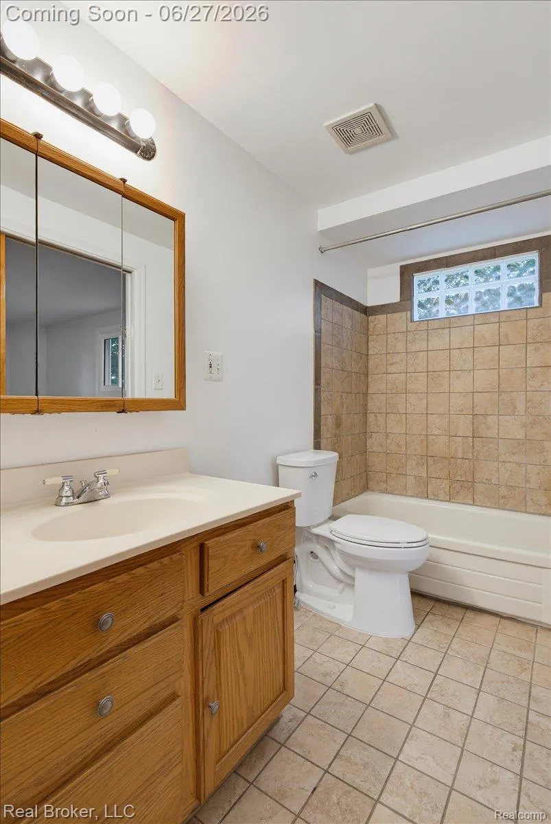 8320 Hillpoint Drive Hamburg Township, MI 48116