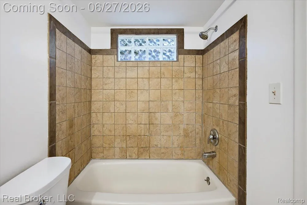 8320 Hillpoint Drive Hamburg Township, MI 48116