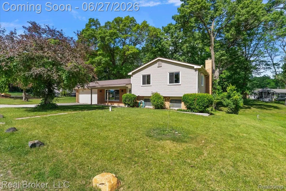 8320 Hillpoint Drive Hamburg Township, MI 48116