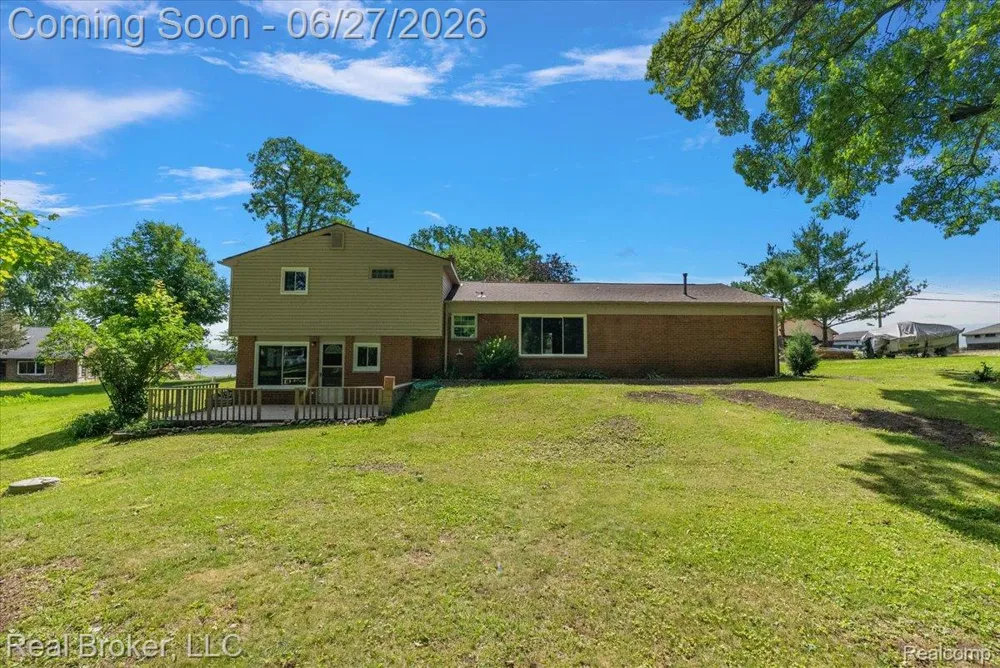 8320 Hillpoint Drive Hamburg Township, MI 48116