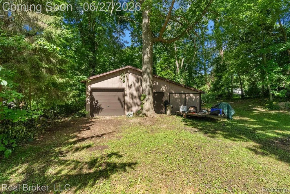 8320 Hillpoint Drive Hamburg Township, MI 48116
