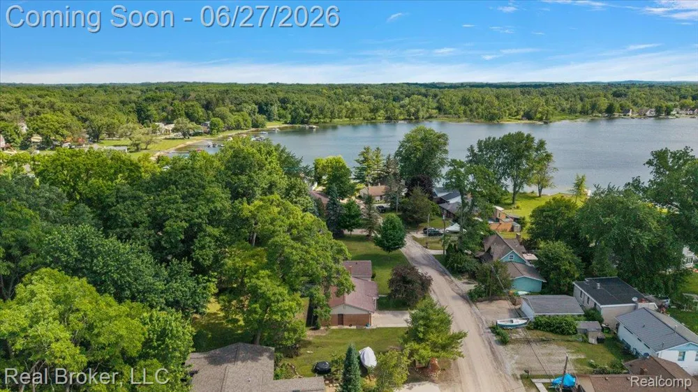 8320 Hillpoint Drive Hamburg Township, MI 48116