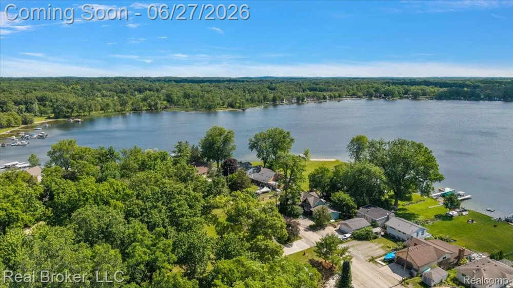 8320 Hillpoint Drive Hamburg Township, MI 48116