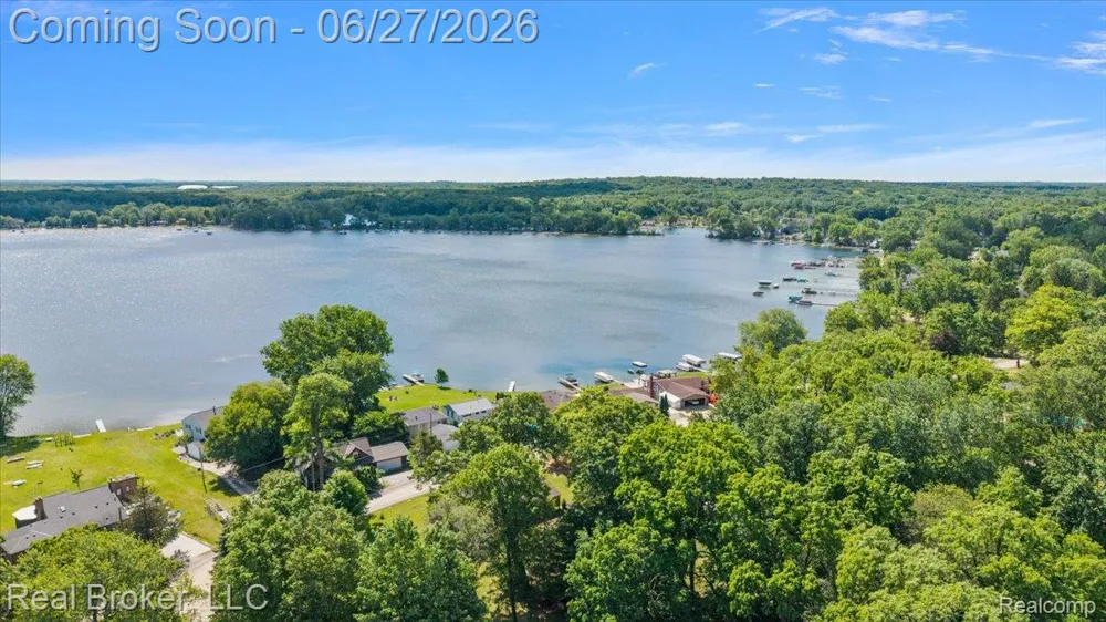 8320 Hillpoint Drive Hamburg Township, MI 48116