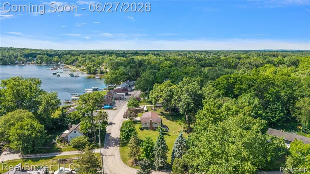 8320 Hillpoint Drive Hamburg Township, MI 48116