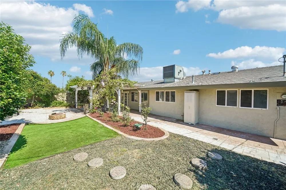 17316 Hawthorne Avenue Fontana, CA 92335