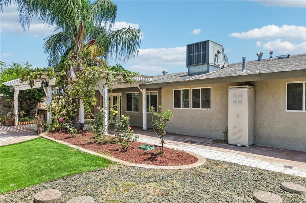 17316 Hawthorne Avenue Fontana, CA 92335
