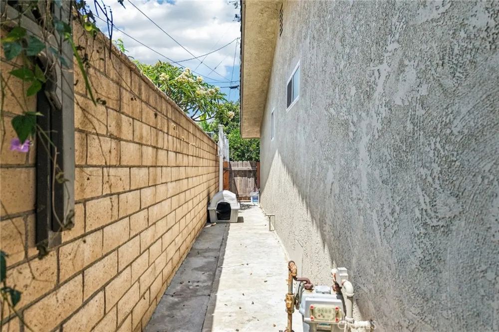 17316 Hawthorne Avenue Fontana, CA 92335