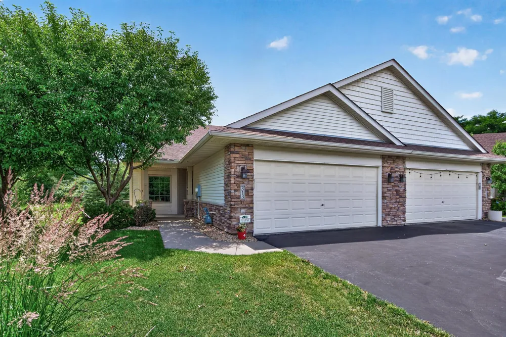 313 Summer Place E Maplewood, MN 55117
