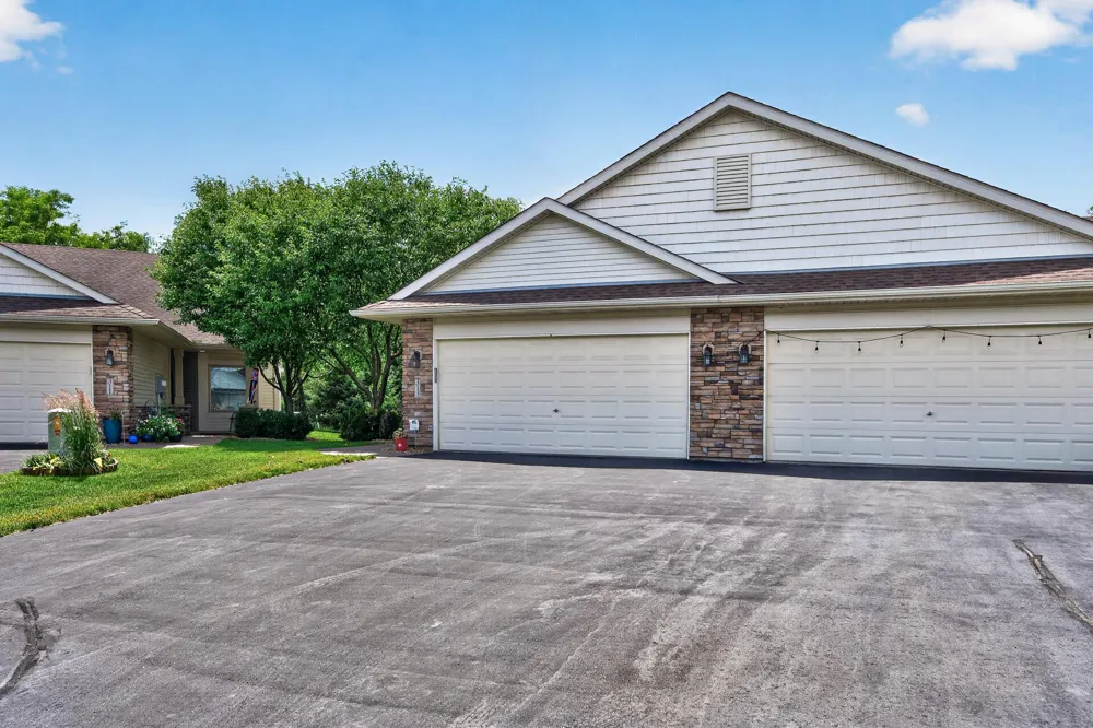 313 Summer Place E Maplewood, MN 55117
