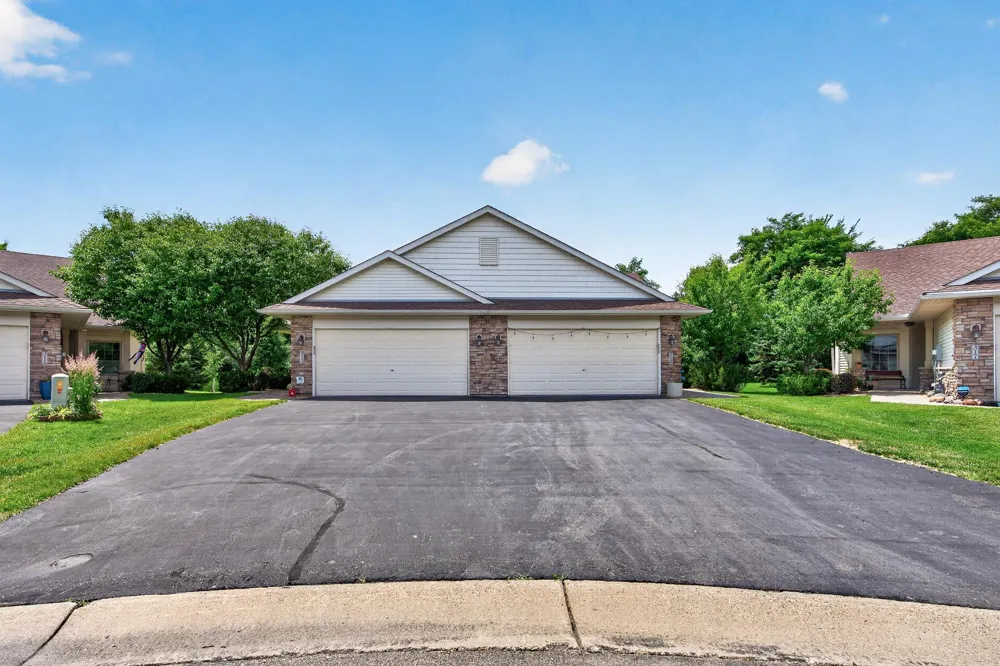 313 Summer Place E Maplewood, MN 55117