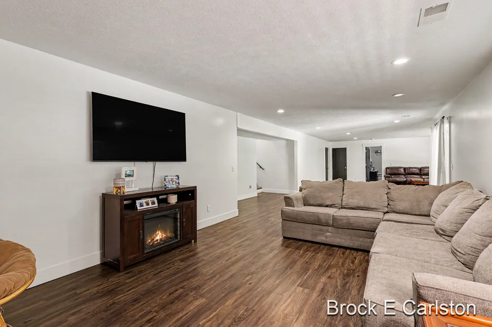1294 Tall Tree Lane Laketon Township, MI 49445