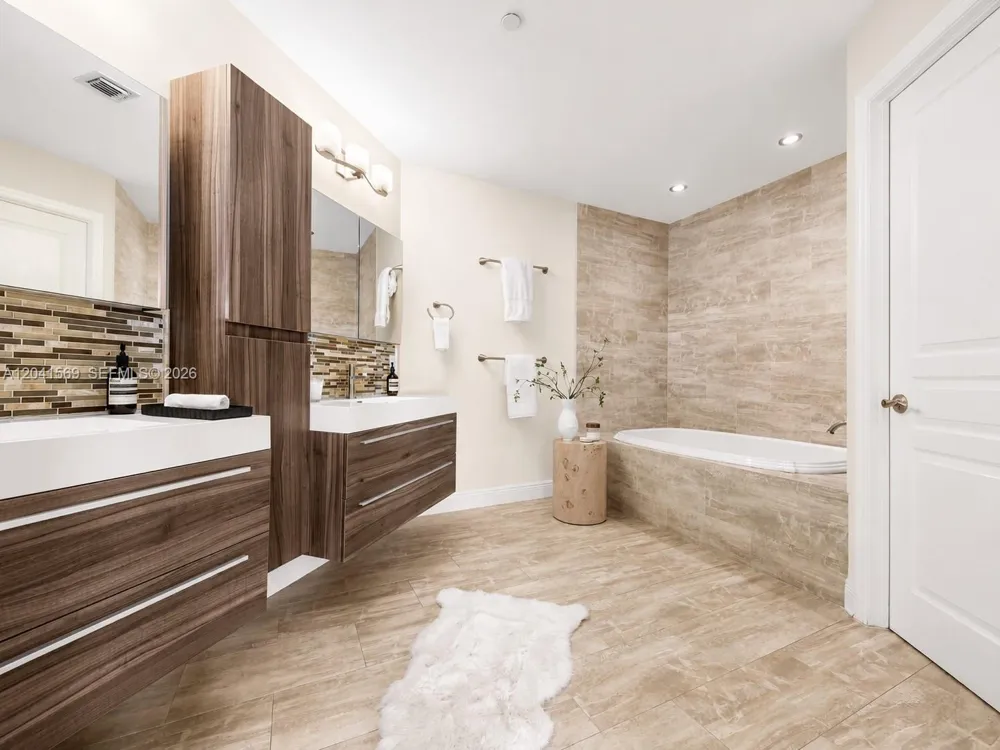 2645 S Bayshore Dr #304 Miami, FL 33133