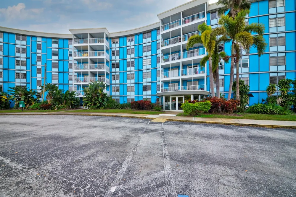 3315 58TH AVENUE S #306 St Petersburg, FL 33712