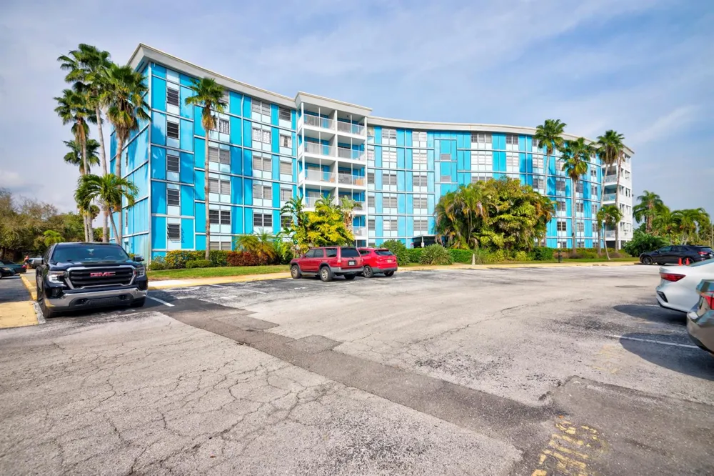 3315 58TH AVENUE S #306 St Petersburg, FL 33712