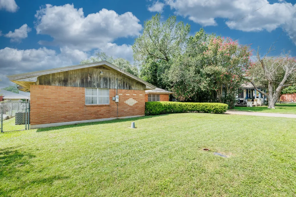 116 E Wallace Street Gonzales, TX 78629