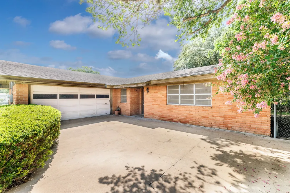 116 E Wallace Street Gonzales, TX 78629