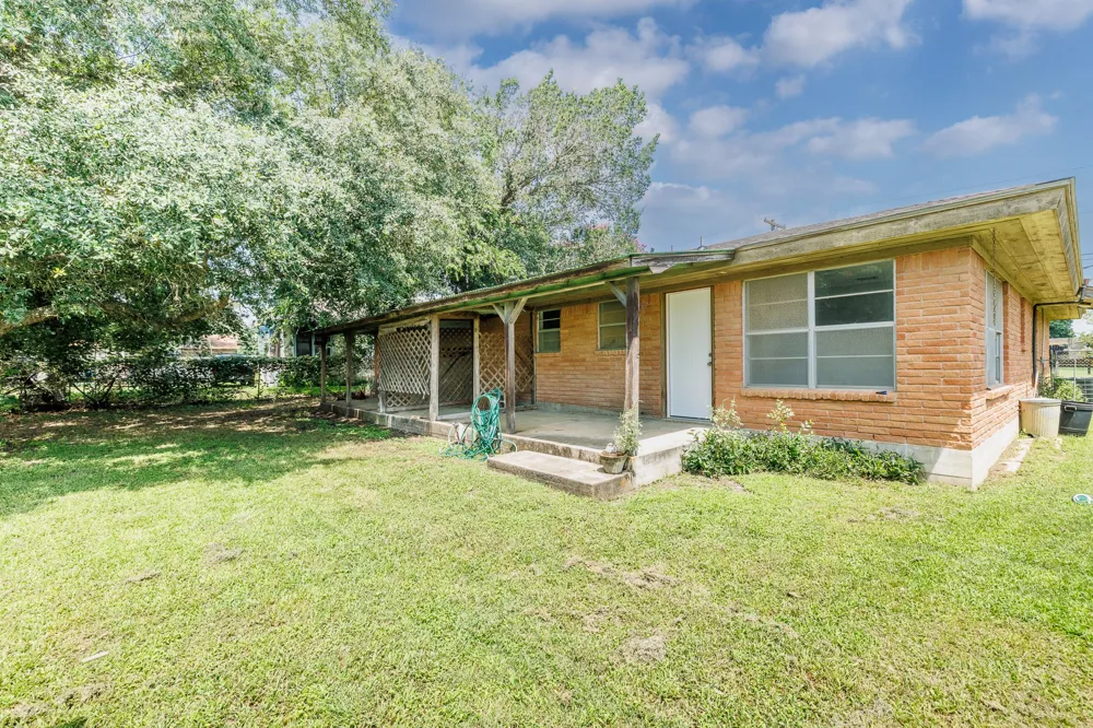 116 E Wallace Street Gonzales, TX 78629