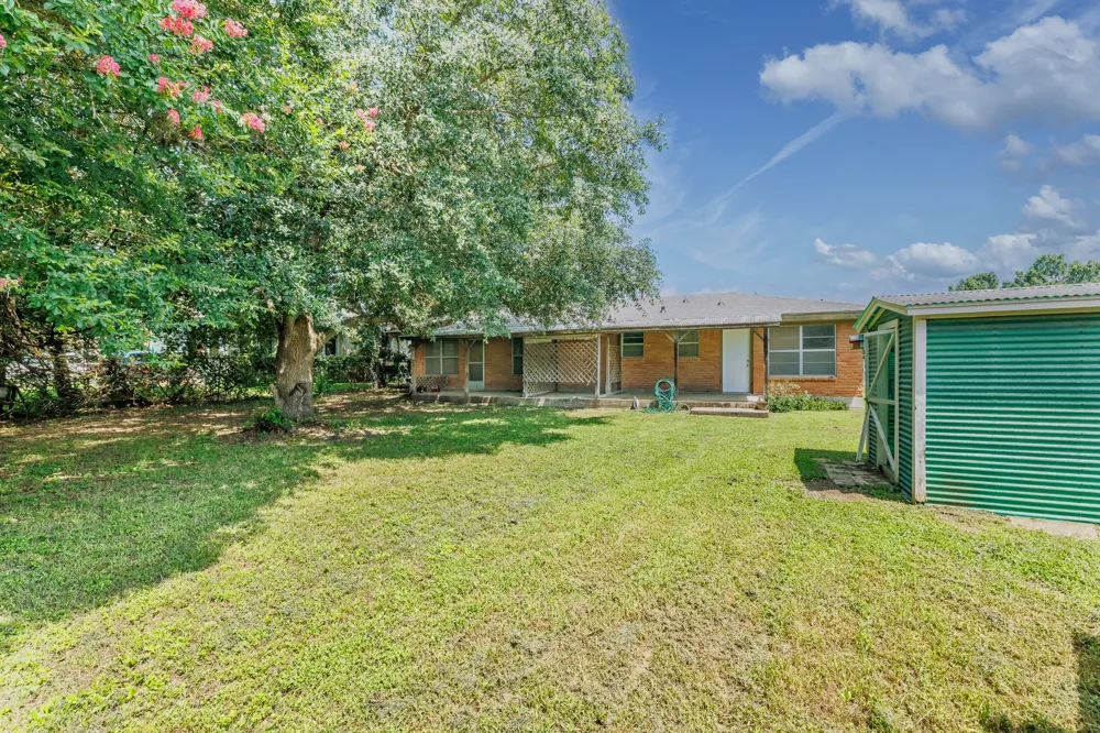 116 E Wallace Street Gonzales, TX 78629