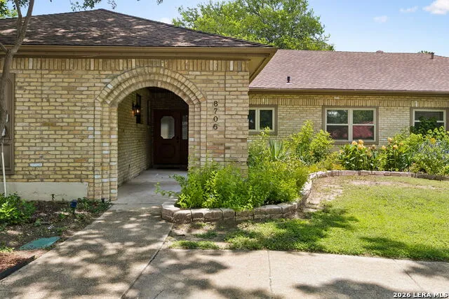 8706 Golden View Windcrest, TX 78239