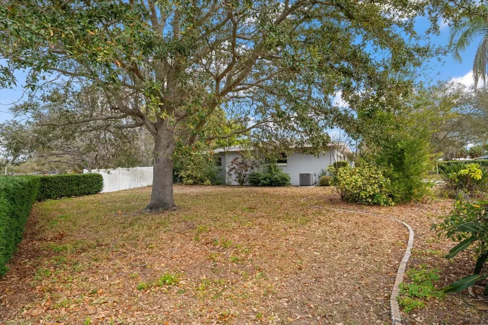 230 GARDEN CIRCLE Belleair, FL 33756