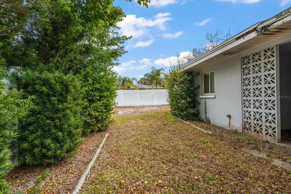 230 GARDEN CIRCLE Belleair, FL 33756