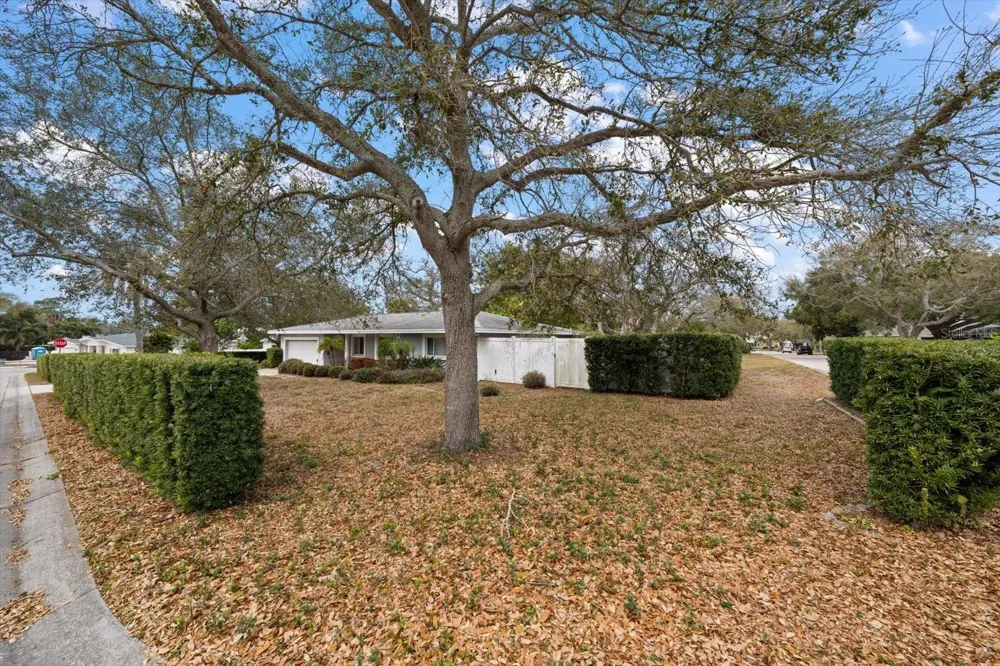 230 GARDEN CIRCLE Belleair, FL 33756