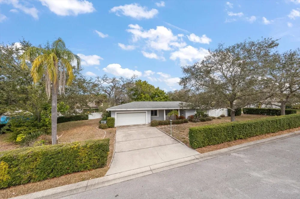 230 GARDEN CIRCLE Belleair, FL 33756