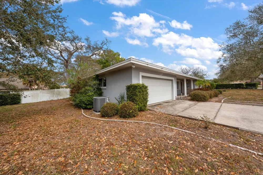 230 GARDEN CIRCLE Belleair, FL 33756
