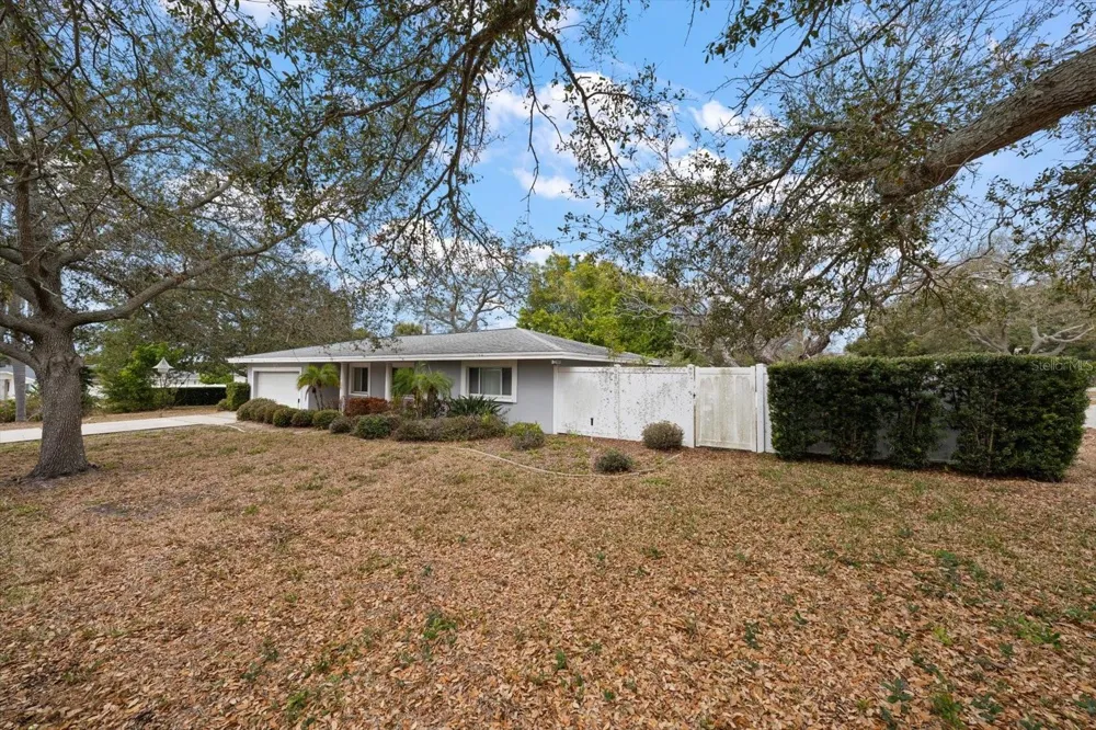 230 GARDEN CIRCLE Belleair, FL 33756