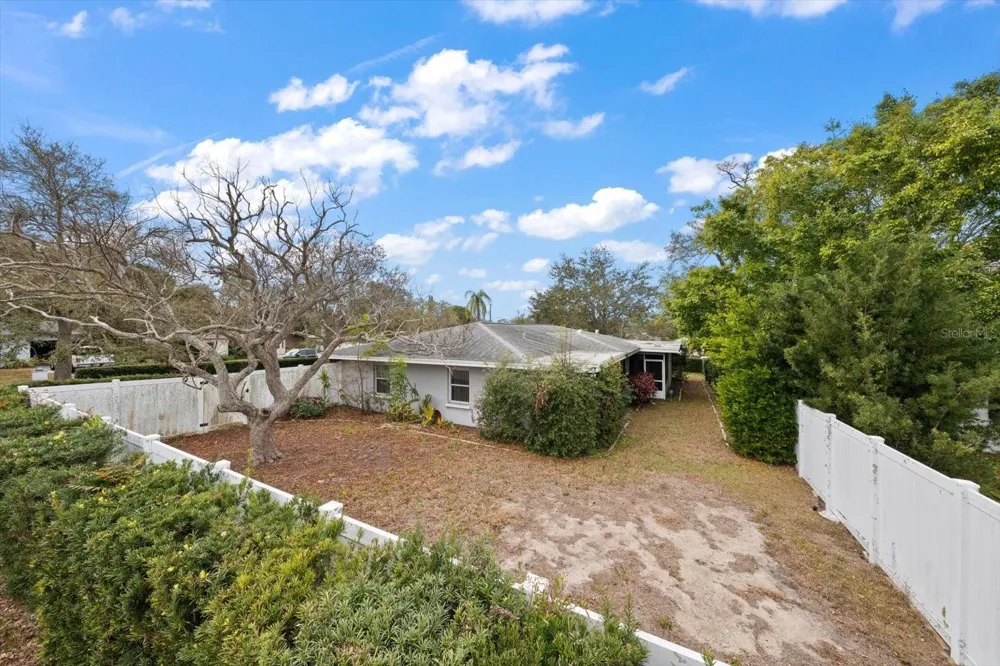 230 GARDEN CIRCLE Belleair, FL 33756