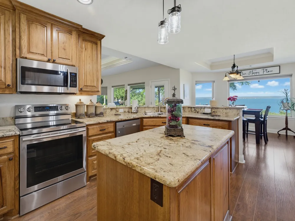 711 Crows Point Lake Bridgeport, TX 76426