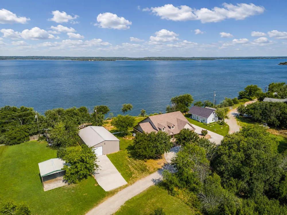 711 Crows Point Lake Bridgeport, TX 76426
