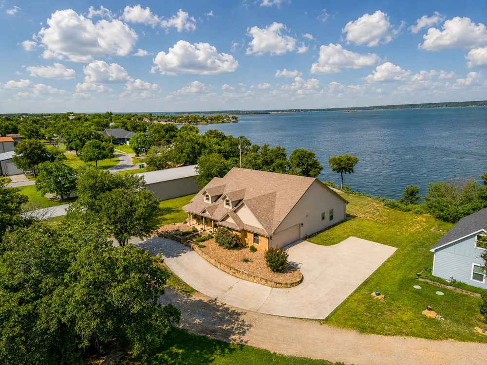711 Crows Point Lake Bridgeport, TX 76426