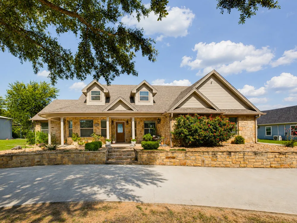 711 Crows Point Lake Bridgeport, TX 76426