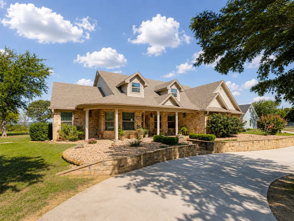 711 Crows Point Lake Bridgeport, TX 76426
