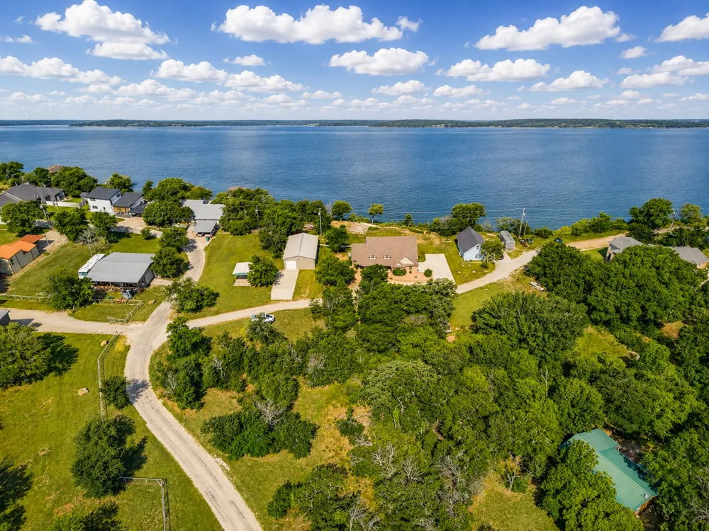 711 Crows Point Lake Bridgeport, TX 76426