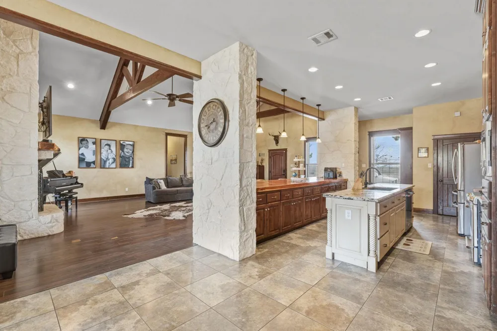 4999 Pin Oak Road Franklin, TX 77856