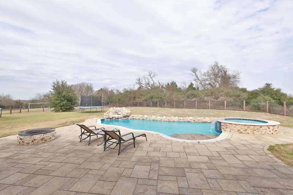 4999 Pin Oak Road Franklin, TX 77856