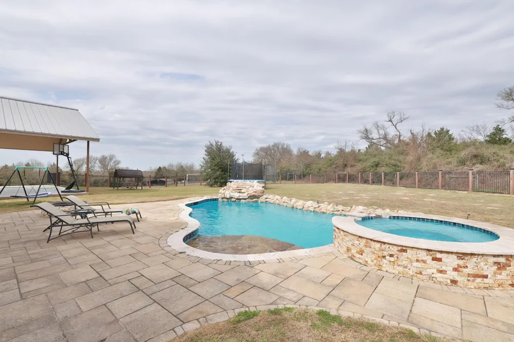 4999 Pin Oak Road Franklin, TX 77856