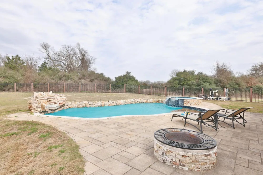 4999 Pin Oak Road Franklin, TX 77856